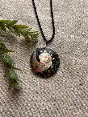 VINTAGE Iridescent Corded Spiral Abalone Shell Mosaic Pendant Necklace